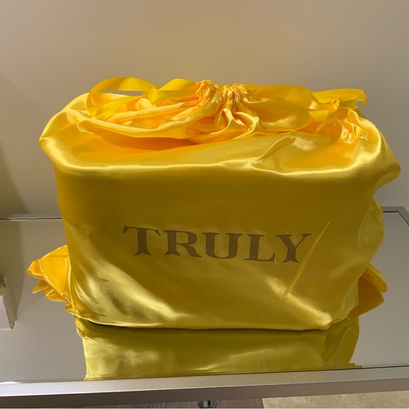 Truly yellow Beauty case brand new - Picture 8 of 15